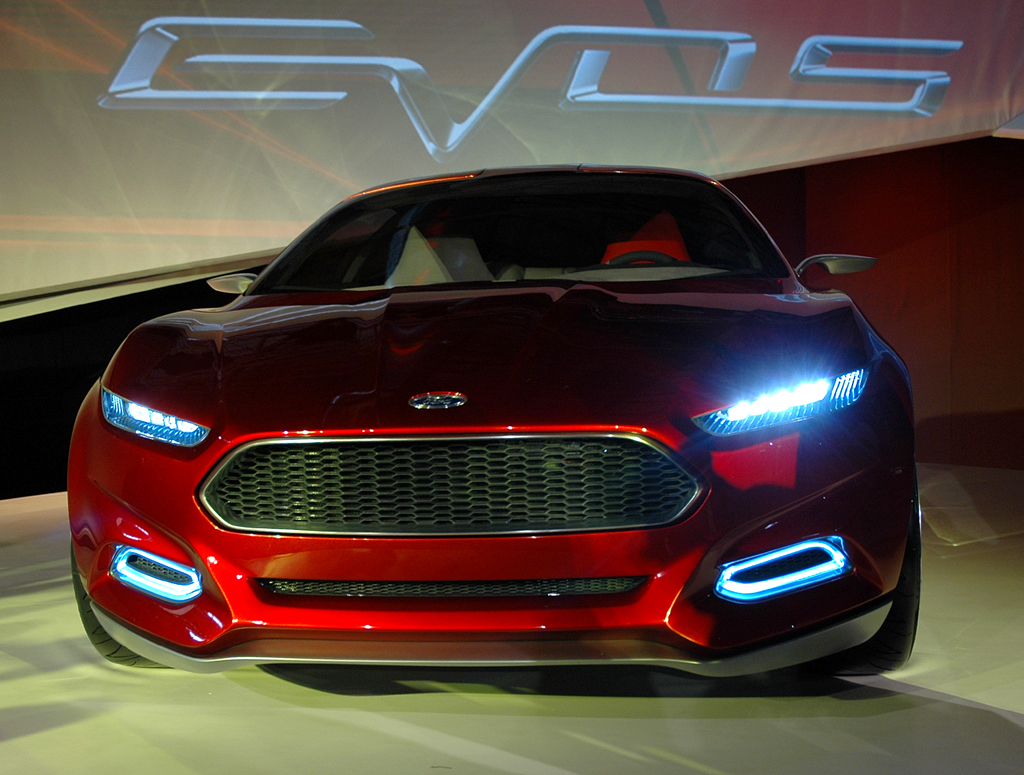 Der höhere, trapezförmige Kühlergrill des Ford-Evos-Konzeptautos soll in Zukunft auch bei den Modellen aus der Serie zum Einsatz kommen. 