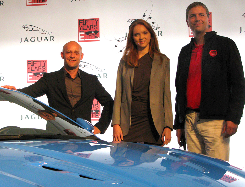 Deutschland-Chef Peter Modelhart mit Schauspieler Lili Cole und Jürgen Vogel am XKR-S. 