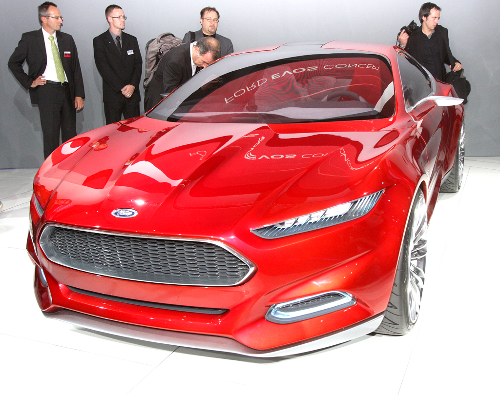 Die Evos-Studie deutet das künftig global ausgerichtete Ford-Design an. 