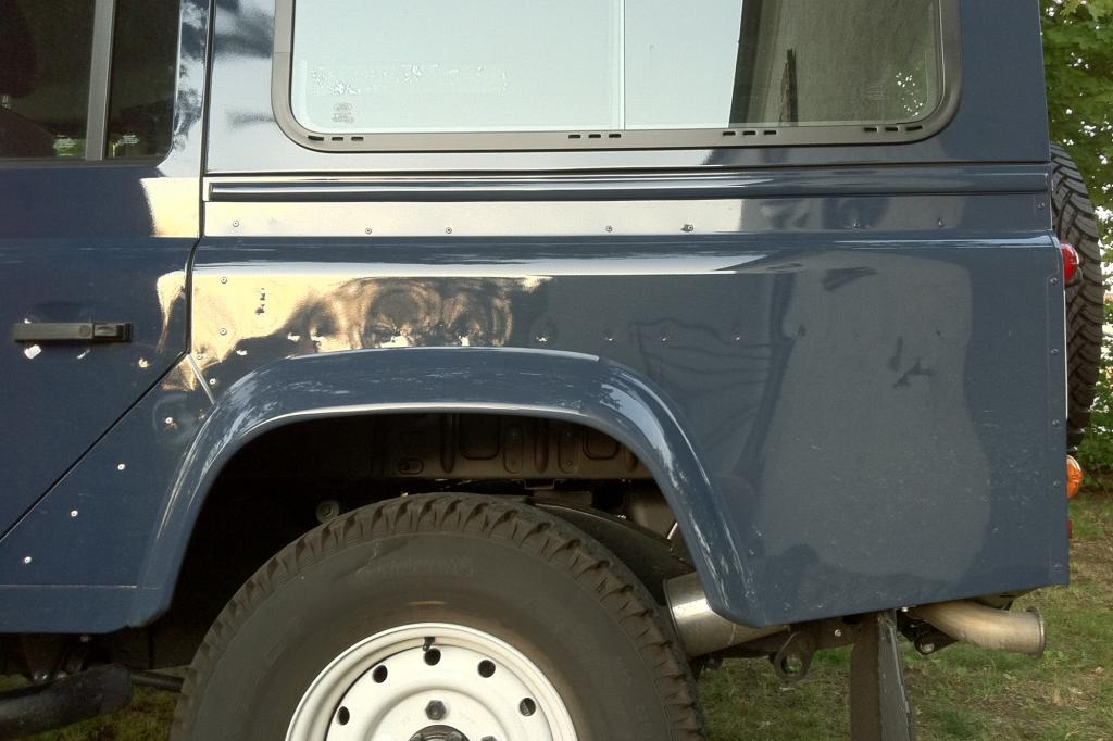 Die Karosserie des Land Rover ist ab Werk so wellig, dass es auf eine Delle mehr oder weniger kaum ankommt