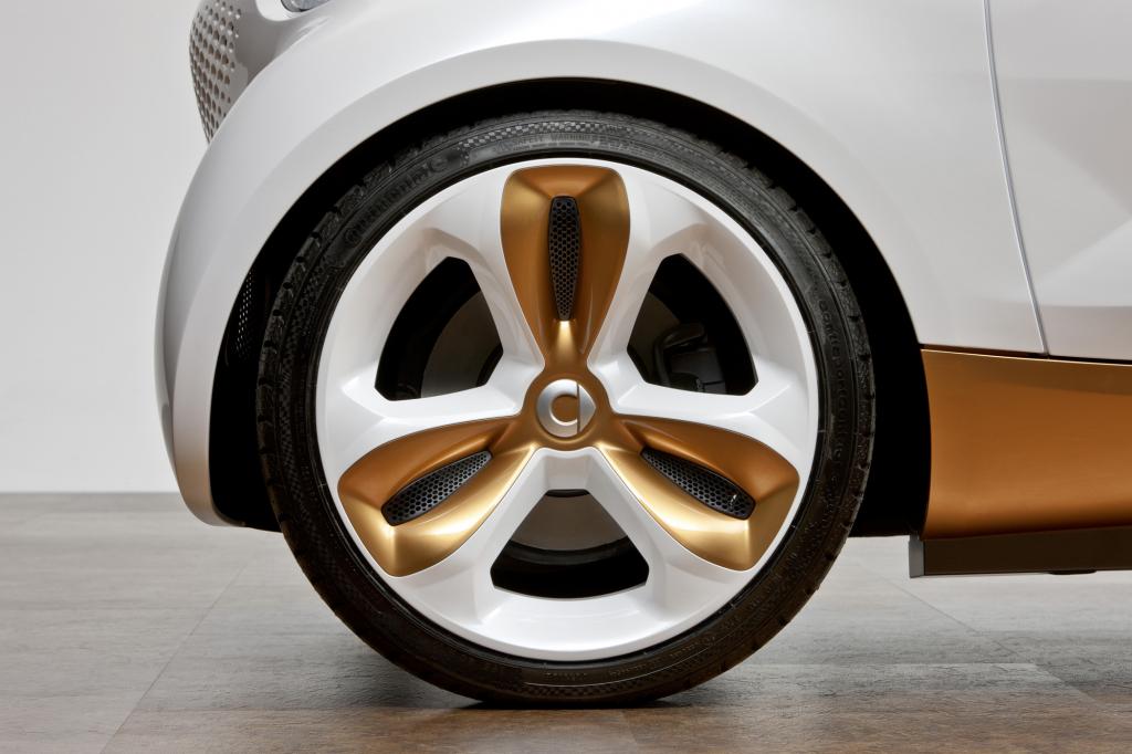 Eindeutig bulliger und selbstbewusster als der konventionelle Smart Fortwo steht der Forvision auf der Straße