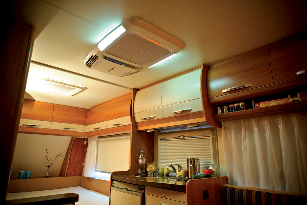Fürs Reisemobil: Dachfenster und Klimaanlage in einem Bauteil