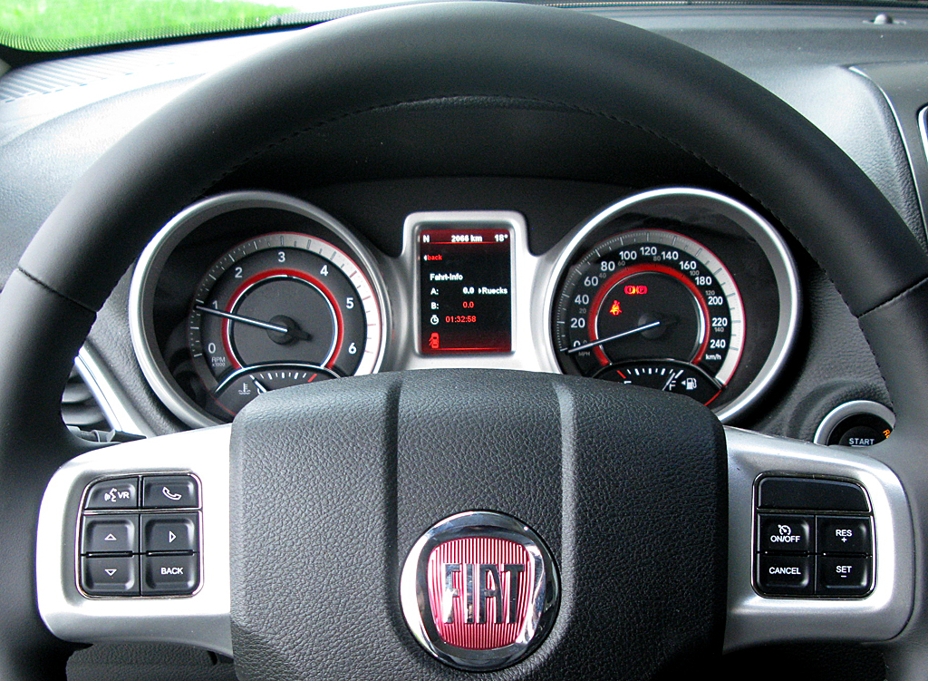 Fiat Freemont: Blick durch den Lenkradkranz auf die Rundinstrumentierung. 