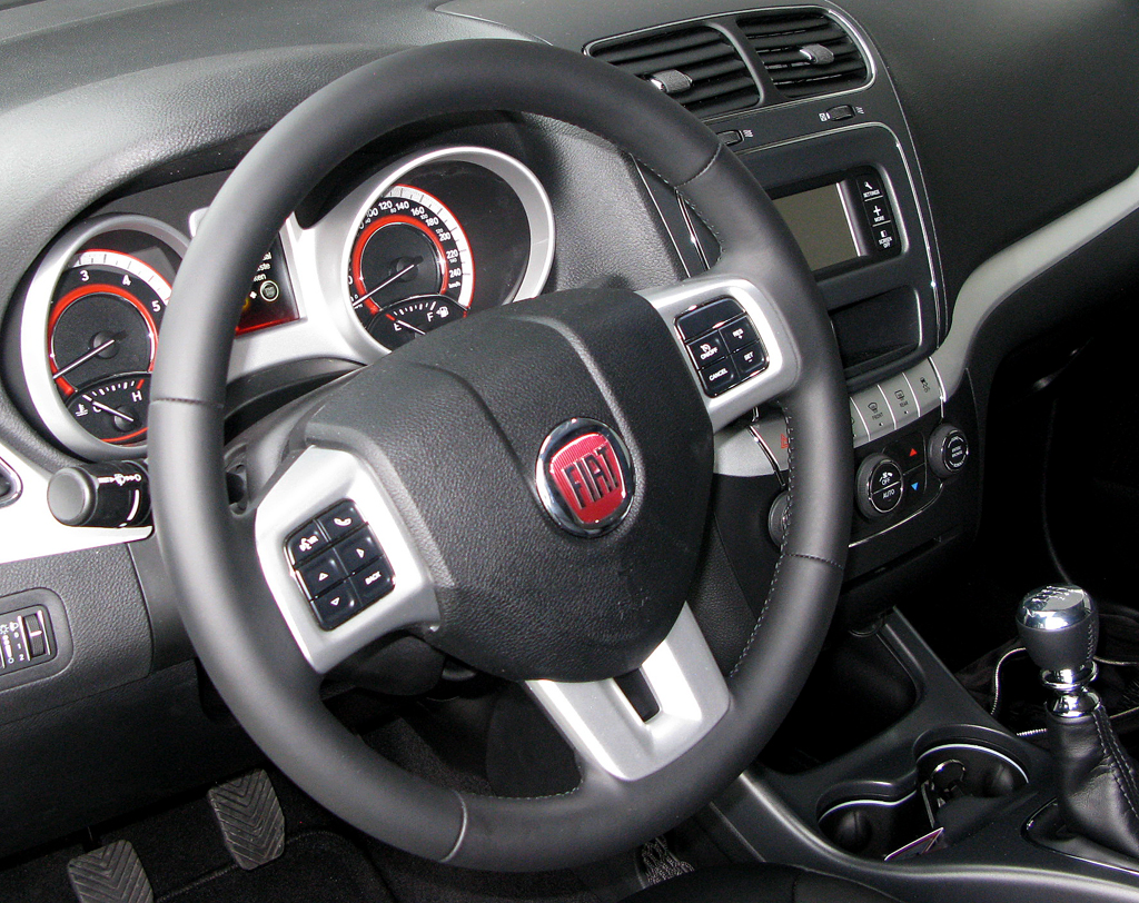 Fiat Freemont: Blick ins recht übersichtlich gestaltete Cockpit. 