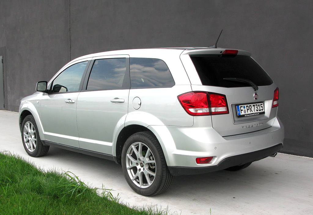 Fiat Freemont: Heck-/Seitenansicht. 