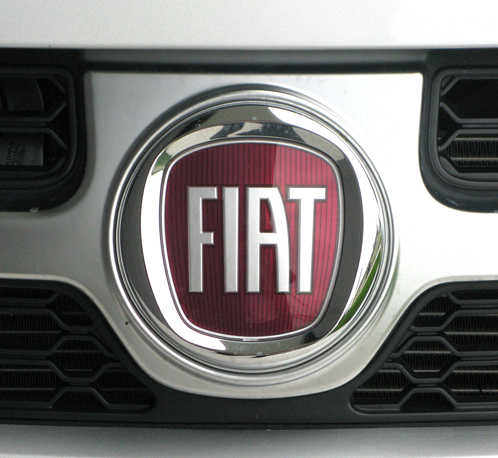 Fiat Freemont: Jetzt prangt ein italienisches Markenlogo vorn auf dem Kühlergrill. 