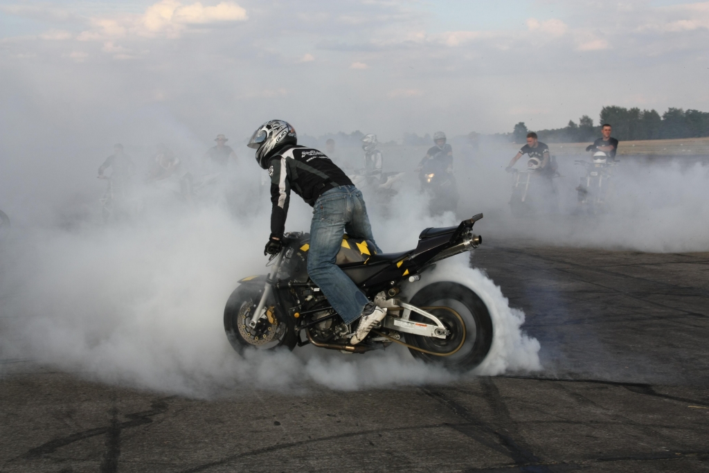 Fighterama: Motorrad Sport & Tuning Messe mit Stuntshow und „Motorisiertes Kunstturnen“
