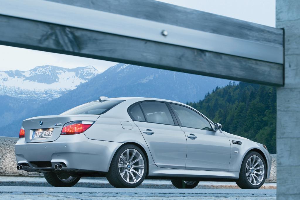 Gegen Aufpreis lief der M5 (E60) bis zu 305 km/h schnell