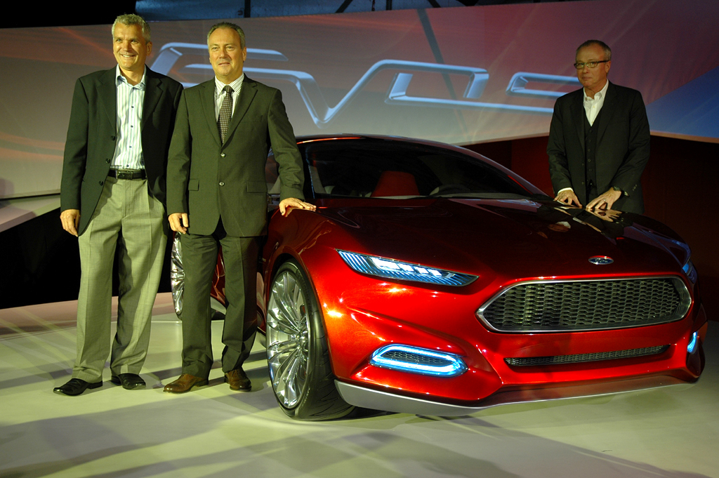 Gruppenbild mit neuer Ford-Evos-Studie: (von links) Ford-Chefingenieur Mascarenas, Europa-Chef Odell und J Mays, dem Chef-Kreativen der Amerikaner. 