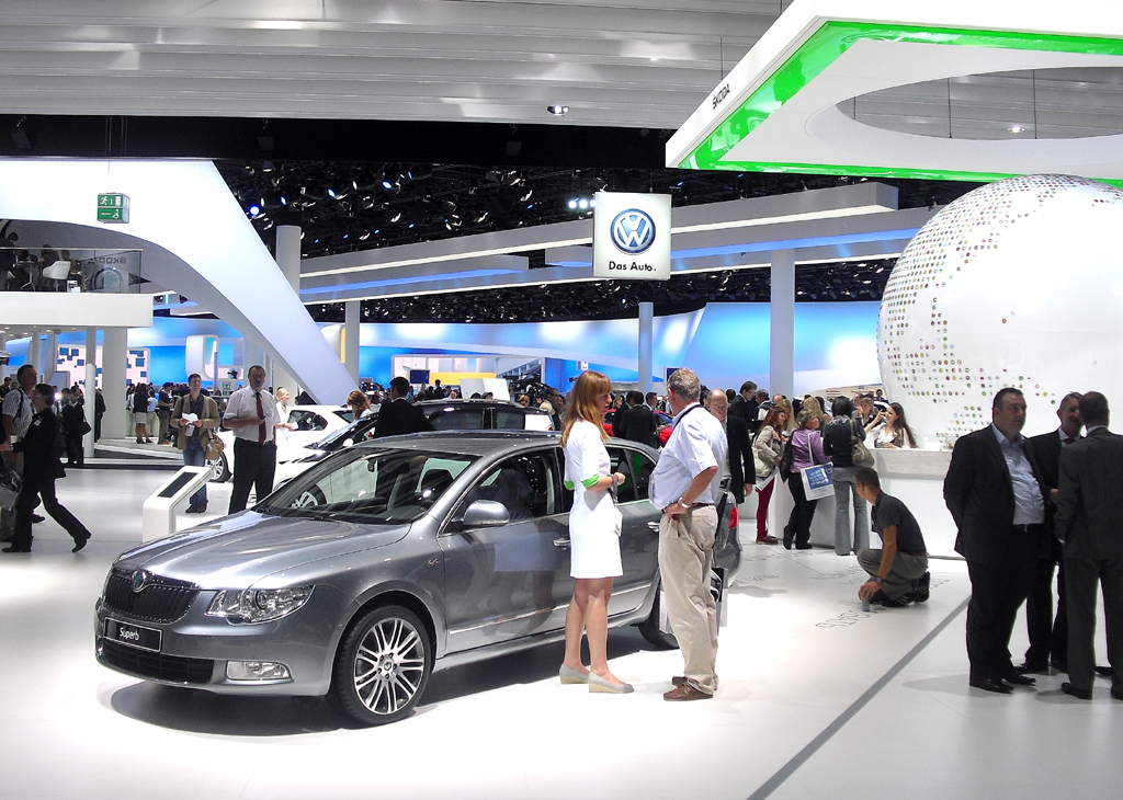 IAA 2011: Blick in die Halle des Volkswagen-Konzerns, vorn Skoda. 