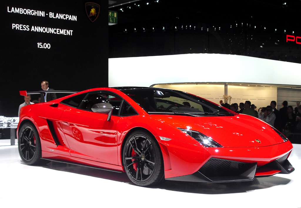 IAA 2011: Den Kontrast setzt dieser Lamborghini-Supersportwagen. 