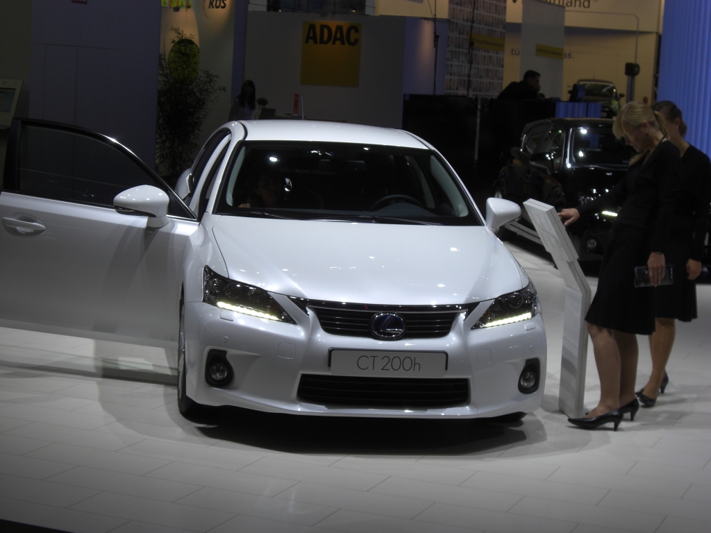 IAA 2011:Lexus erweitert Hybridfamilie und feiert Weltpremiere des GS 450 h