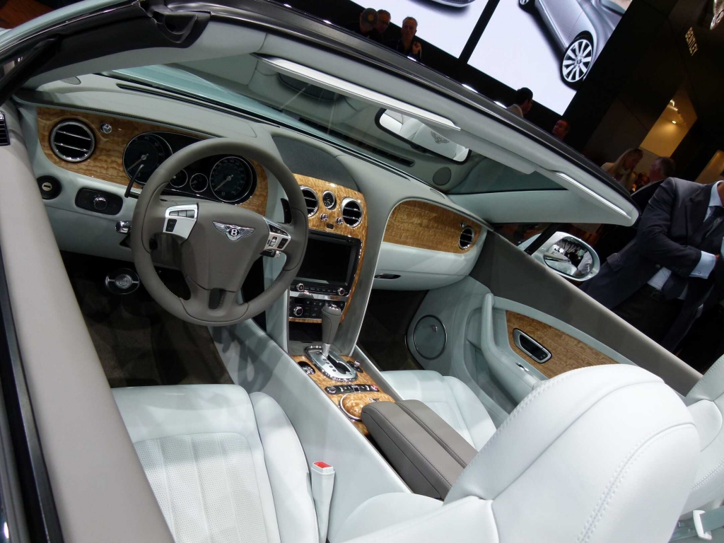 IAA 2011 – Oberklasse: Audi A8, Bentley Continental GTC