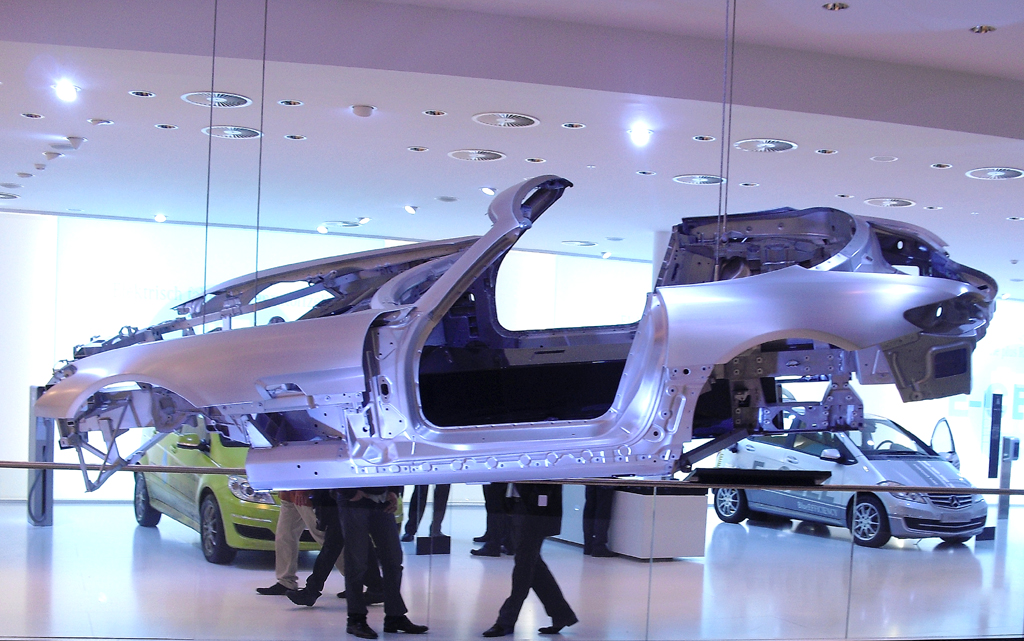 IAA 2011: Schwebende Leichtbau-Karosserie in der Mercedes-Halle.
