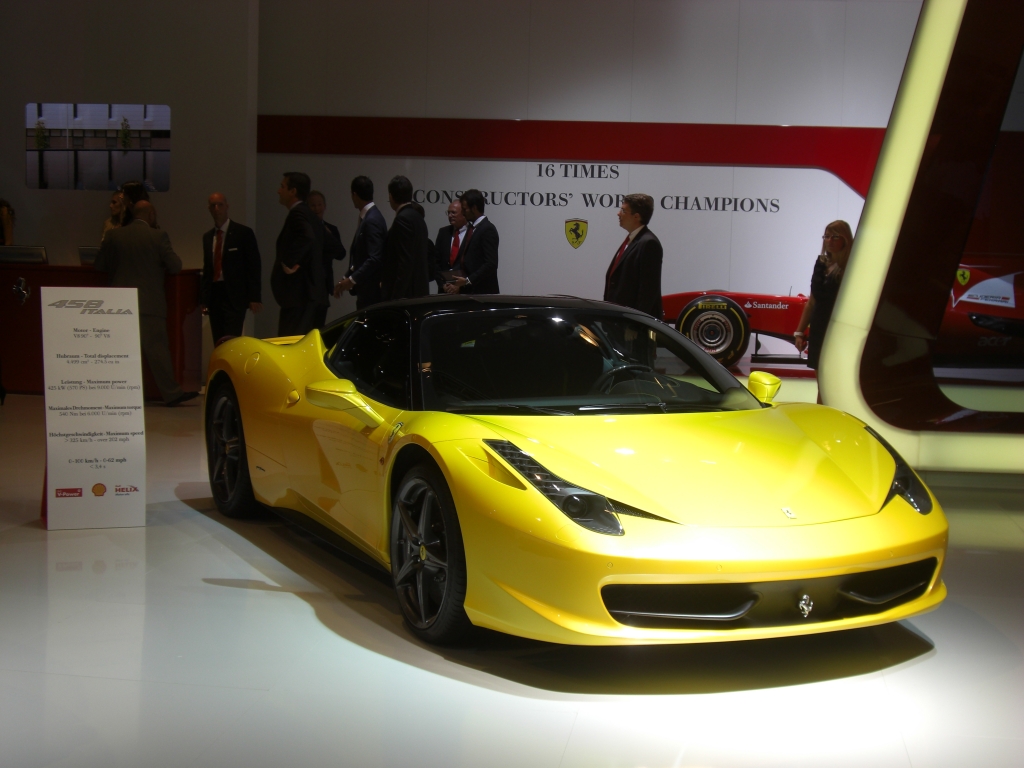 IAA 2011 - Sportler: Porsche 911, Ferrari 458 Spider