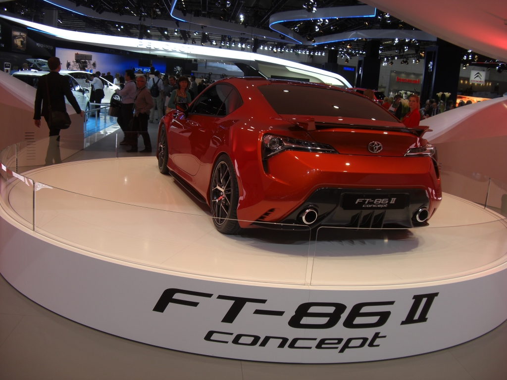 IAA 2011 - Sportler: Porsche 911, Ferrari 458 Spider