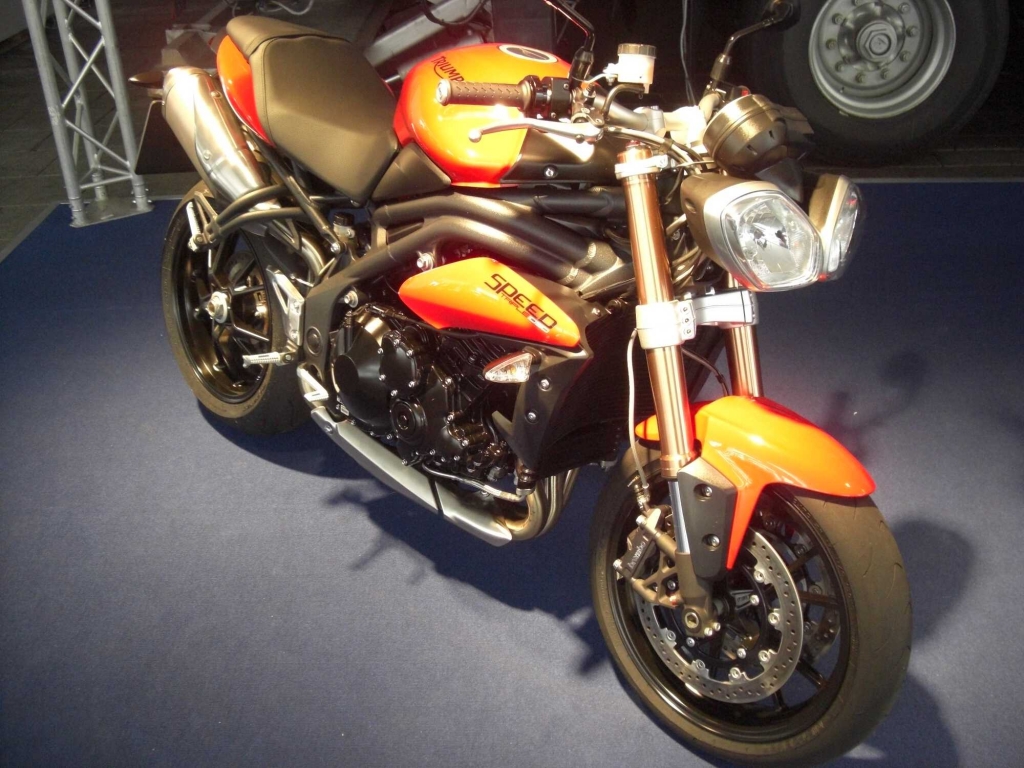 IAA 2011: Triumph Twins & Triples