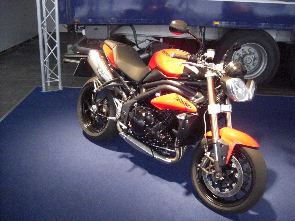 IAA 2011: Triumph Twins & Triples