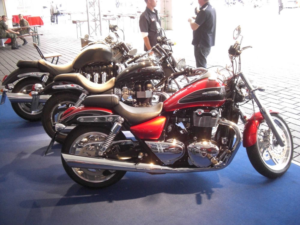 IAA 2011: Triumph Twins & Triples