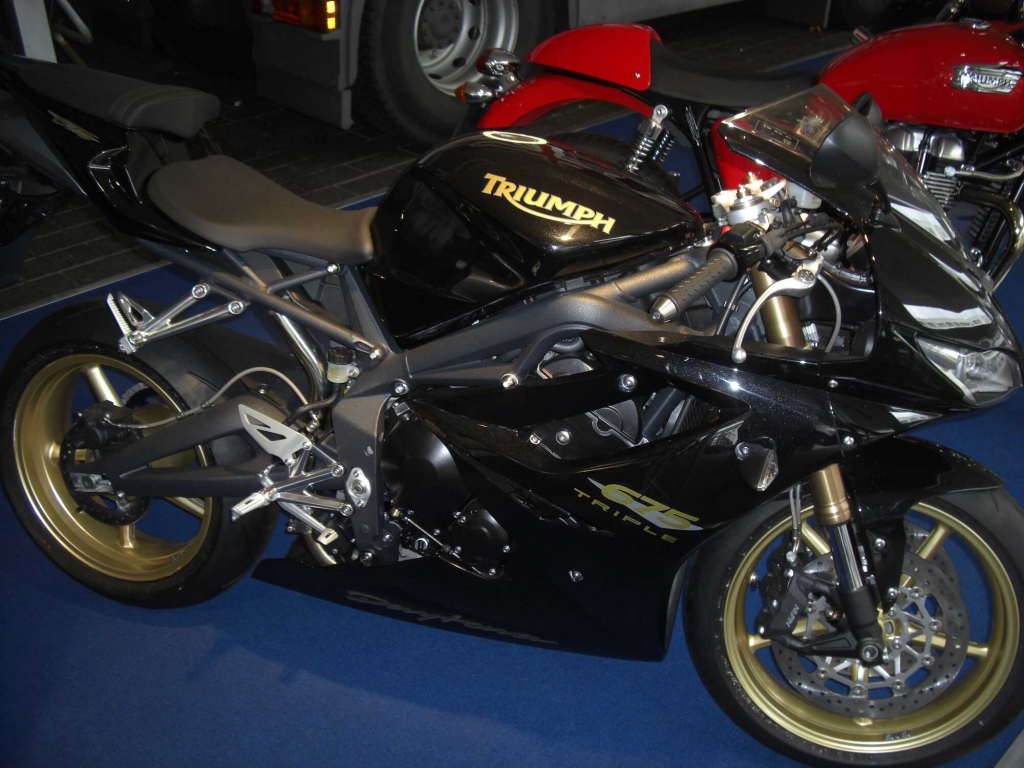 IAA 2011: Triumph Twins & Triples