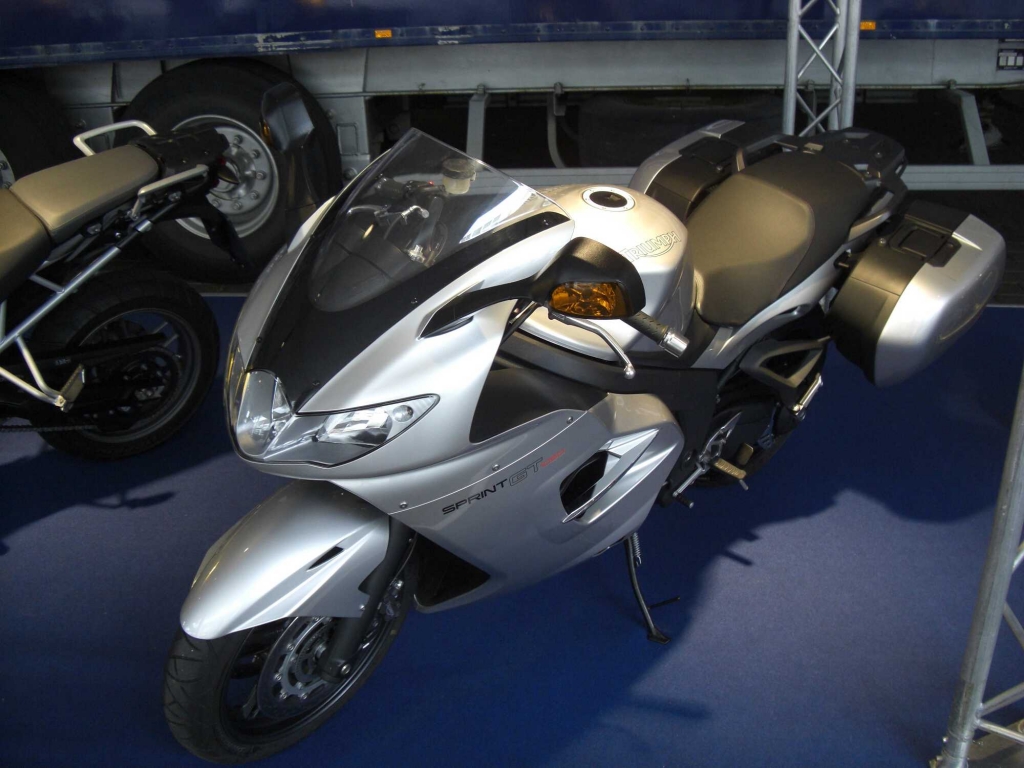 IAA 2011: Triumph Twins & Triples