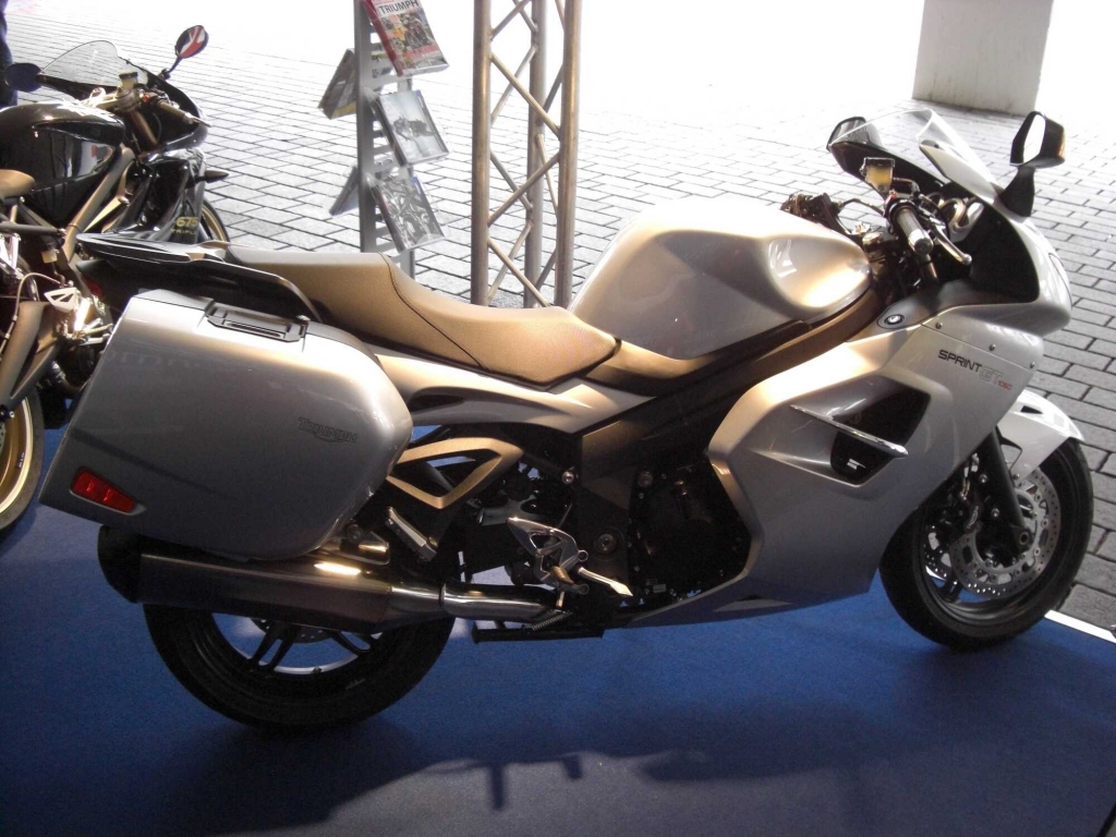 IAA 2011: Triumph Twins & Triples