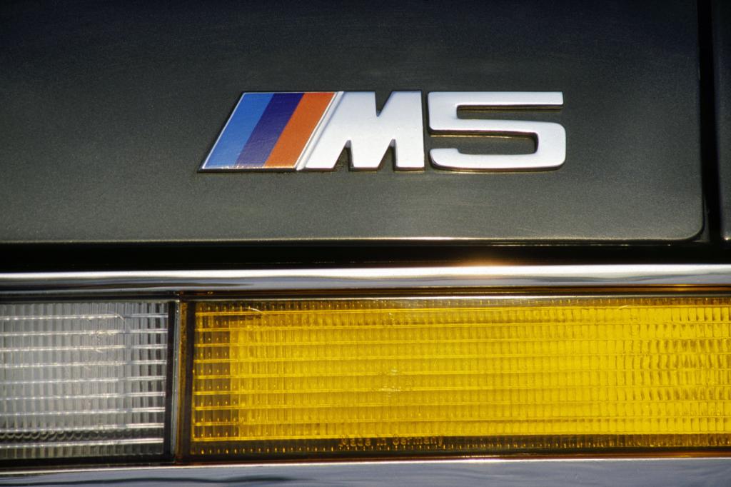 Ikongraphie einer Extrem-Limousine: Der M5-Schriftzug am Heck der ersten Generation