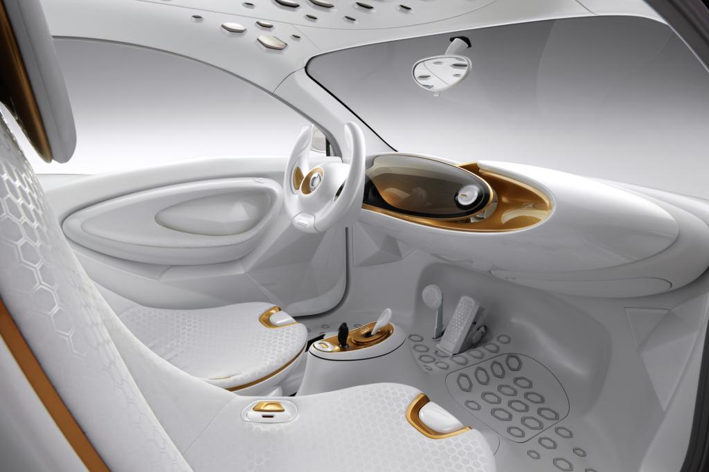 Im futuristischen, weißen Interieur dominieren leichte Schalensitze