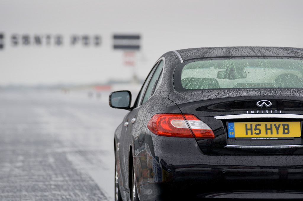 Infiniti M35h stellt Sprintrekord auf