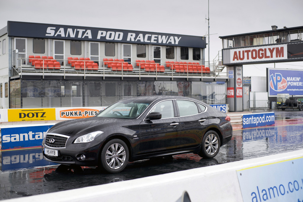 Infiniti M35h stellt Sprintrekord auf