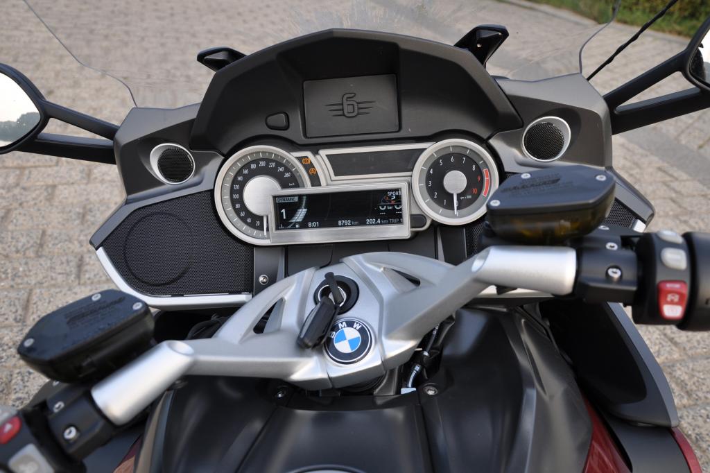 Informativ zeigt sich das Cockpit, in der Mitte oben ist noch Platz für ein Navi