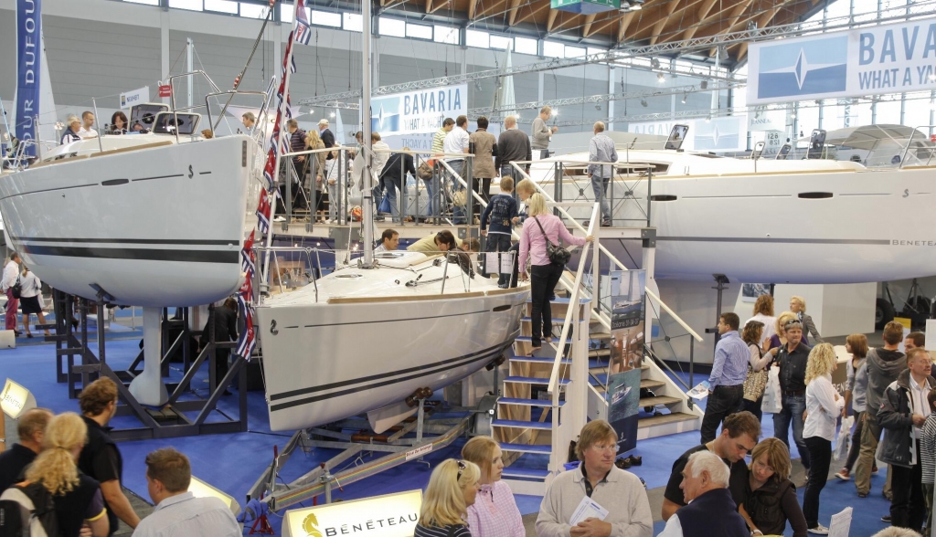 Interboot 2011: Premierenfeuerwerk auf der Wassersportmesse Friedrichshafen