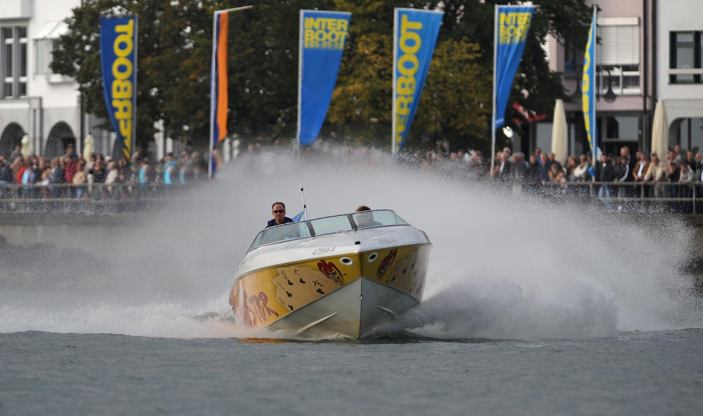 Interboot 2011: Premierenfeuerwerk auf der Wassersportmesse Friedrichshafen