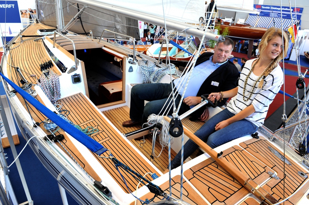 Interboot 2011: Premierenfeuerwerk auf der Wassersportmesse Friedrichshafen