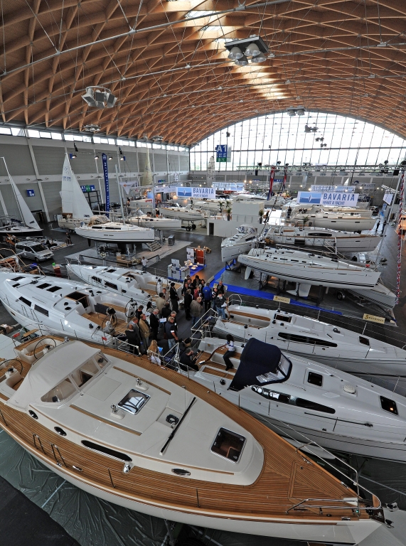 Interboot 2011: Premierenfeuerwerk auf der Wassersportmesse Friedrichshafen