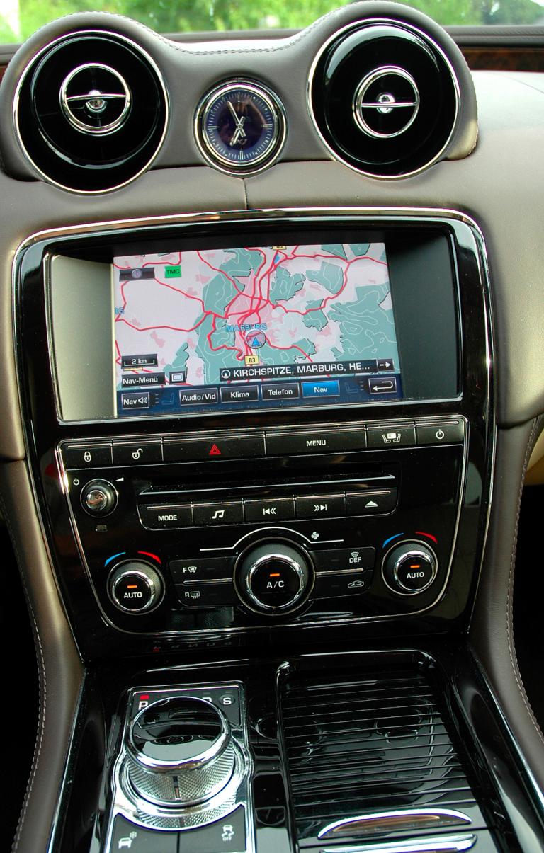 Jaguar XJ: Blick auf den mittleren Armaturenträger. 