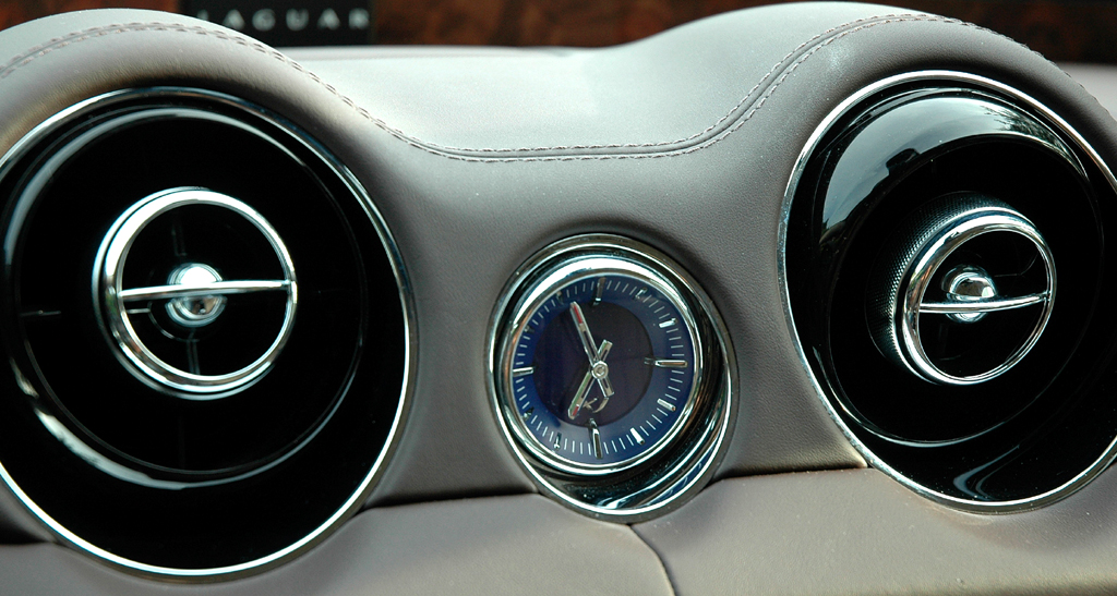 Jaguar XJ: Blick auf die Uhr zwischen den beiden Lüftungsdüsen. 