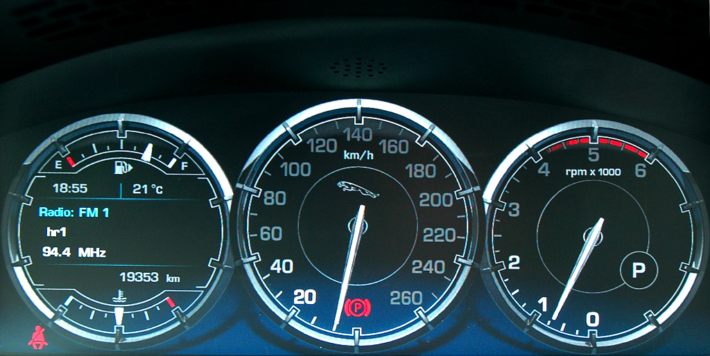 Jaguar XJ: Blick durch den Lenkradkranz auf die Rundinstrumentierung. 