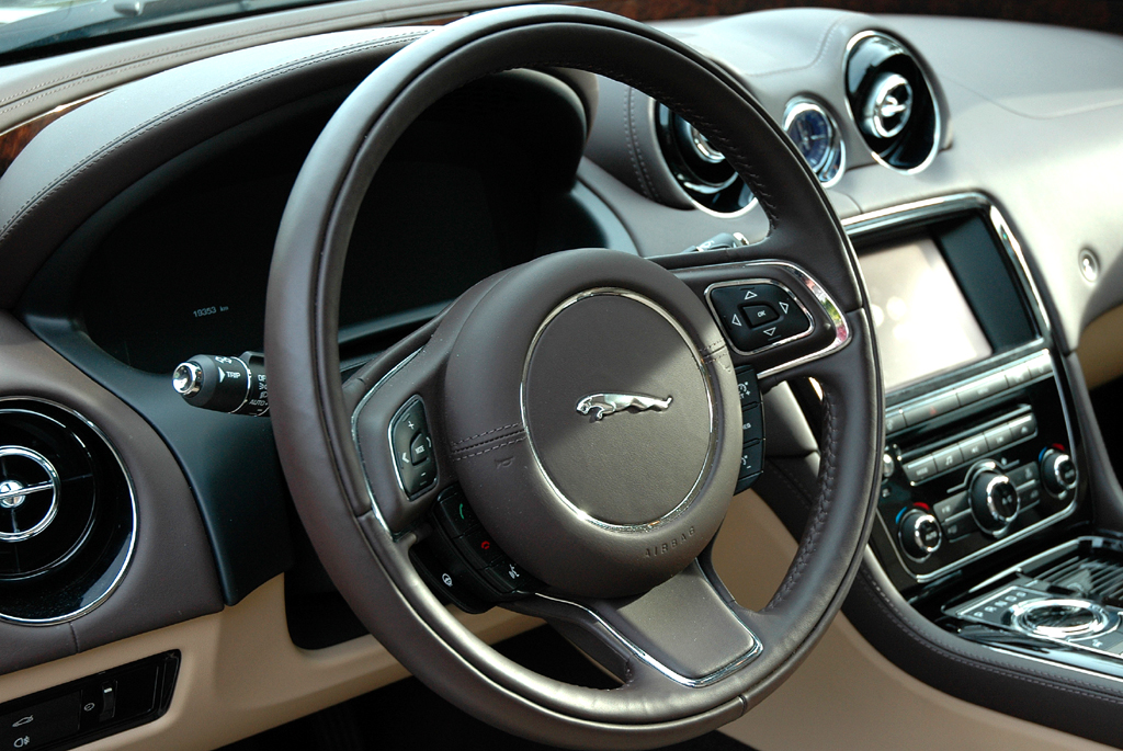 Jaguar XJ: Blick ins edel gestaltete Cockpit mit dem großen Lenkrad. 