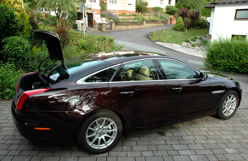 Jaguar XJ: Ins Gepäckabteil passen stattliche 520 Liter hinein. 