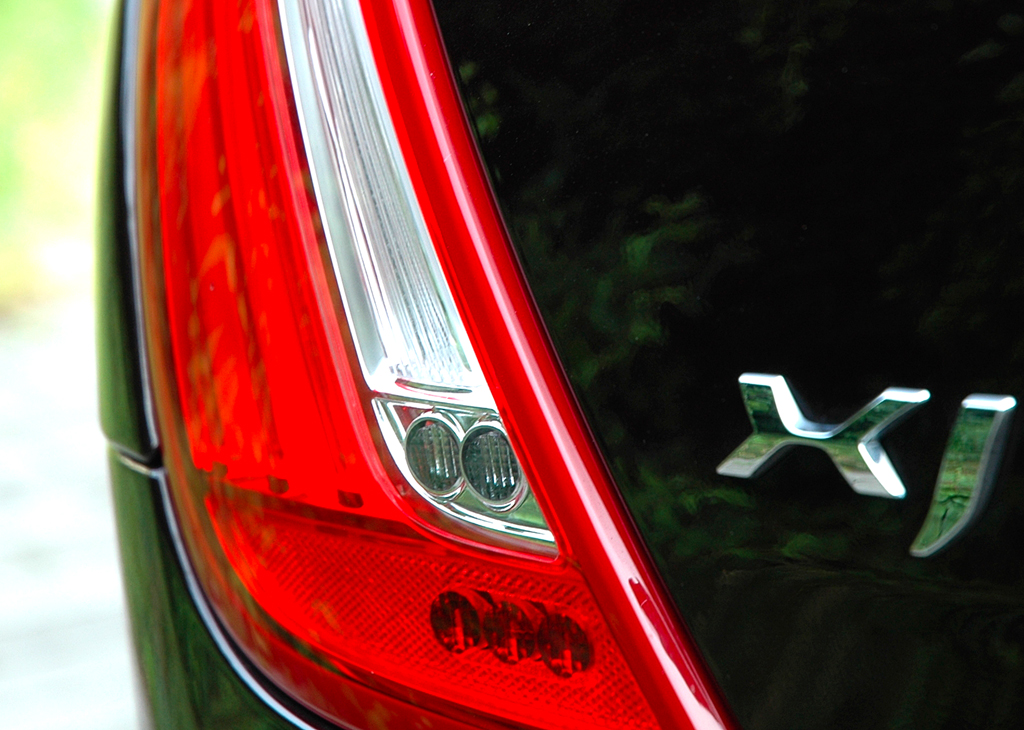 Jaguar XJ: Moderne Leuchteinheit hinten mit Modellschriftzug. 