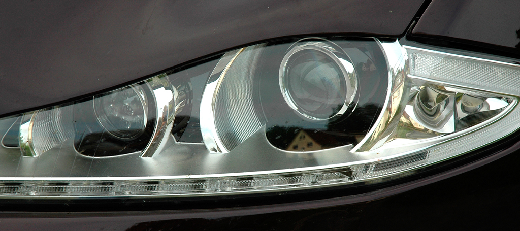 Jaguar XJ: Moderne Leuchteinheit vorn. 
