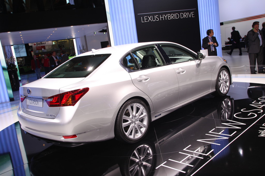 Lexus GS.
