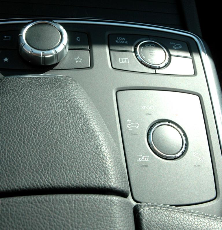 Mercedes M-Klasse: Blick auf die Mittelkonsole mit dem Controller links oben. 