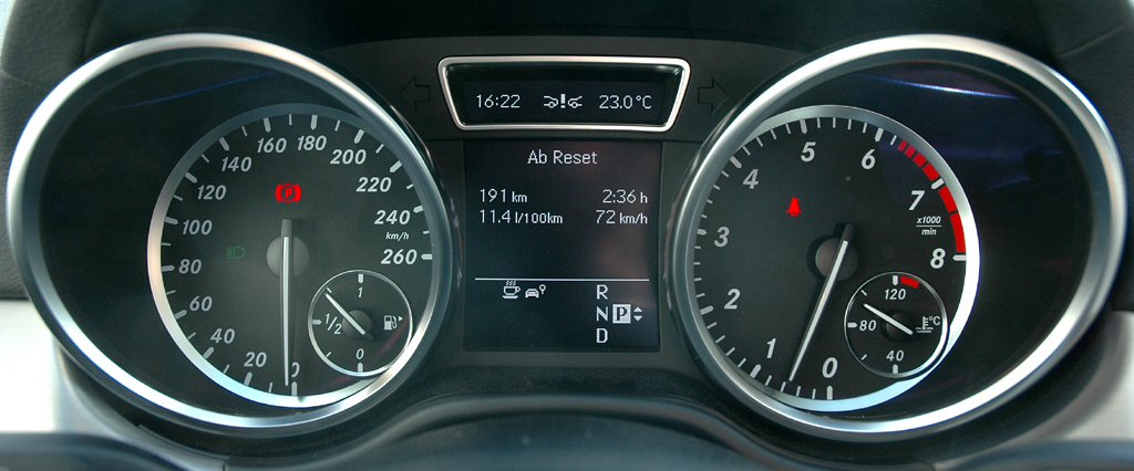 Mercedes M-Klasse: Blick durch den Lenkradkranz auf die Rundinstrumentierung. 