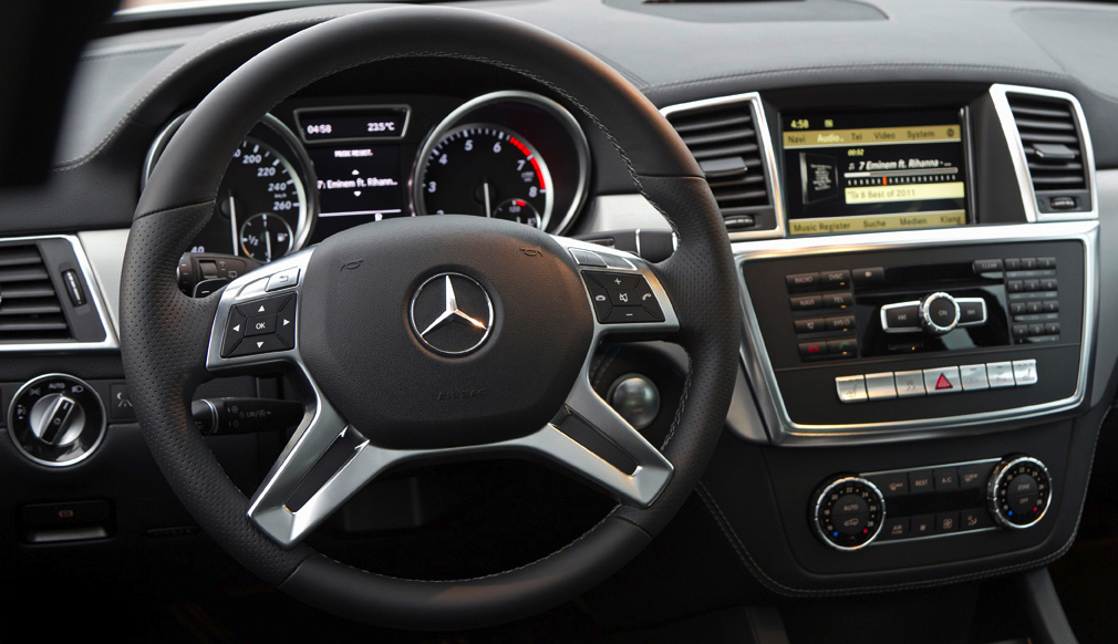 Mercedes M-Klasse: Blick ins übersichtlich gestaltete Cockpit. 