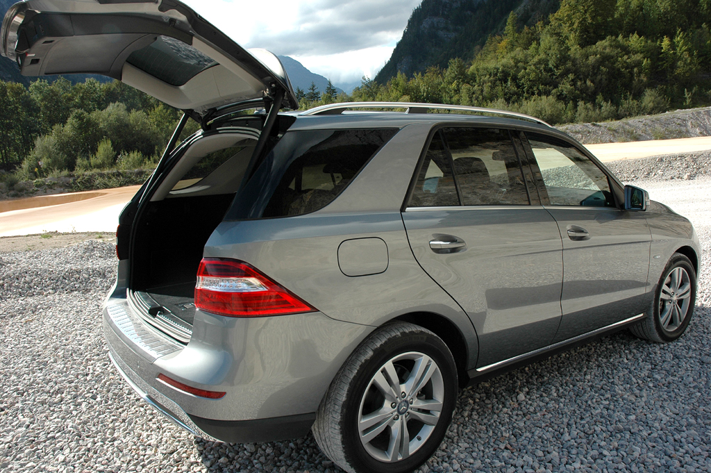 Mercedes M-Klasse: Ins Gepäckabteil passen stattliche 690 bis 2010 Liter hinein. 