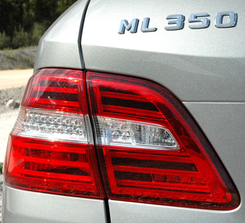 Mercedes M-Klasse: Moderne Leuchteinheit hinten mit Modellschriftzug. 