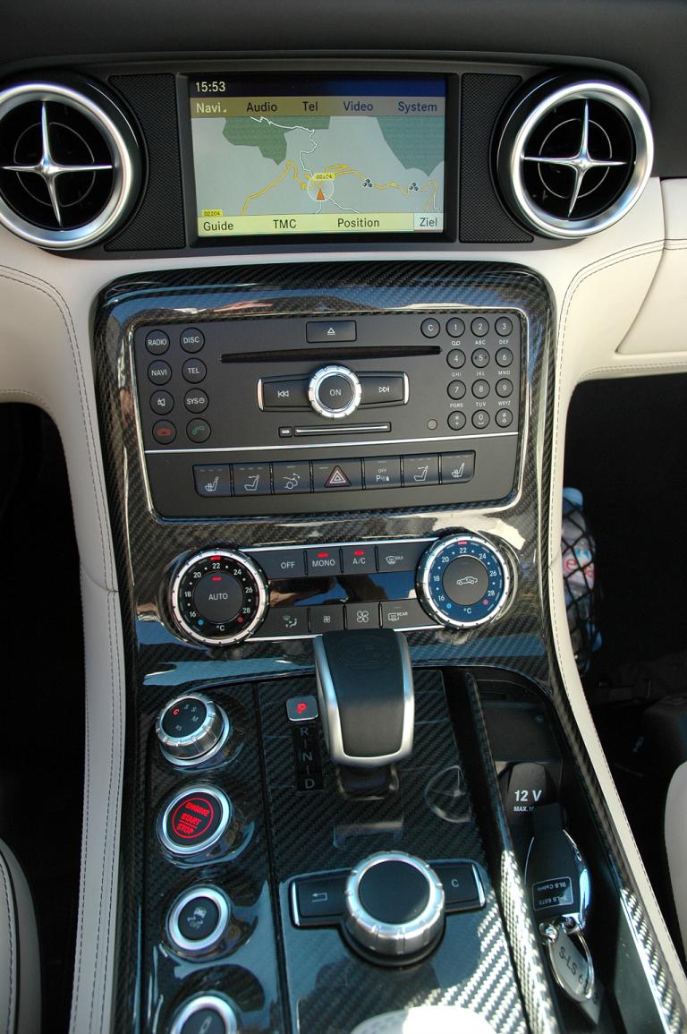 Mercedes SLS AMG Roadster: Blick auf den mittleren Armaturenträger. 