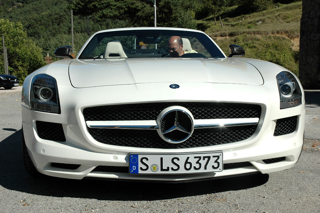 Mercedes SLS AMG Roadster: Blick auf die Frontpartie des Zweisitzers. 